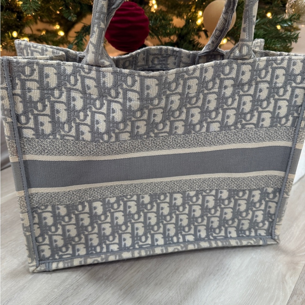 Dior Gray and White Tote Bag - Picture 2 of 11